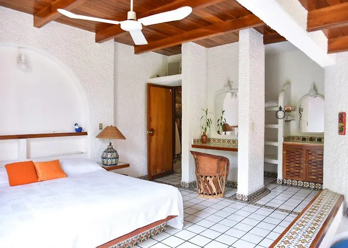 Bed & Breakfast De La Roca Zihuatanejo